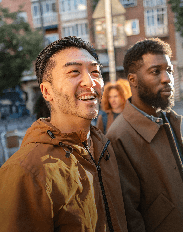 Amici sorridenti camminano lungo una strada di un nuovo paese.
