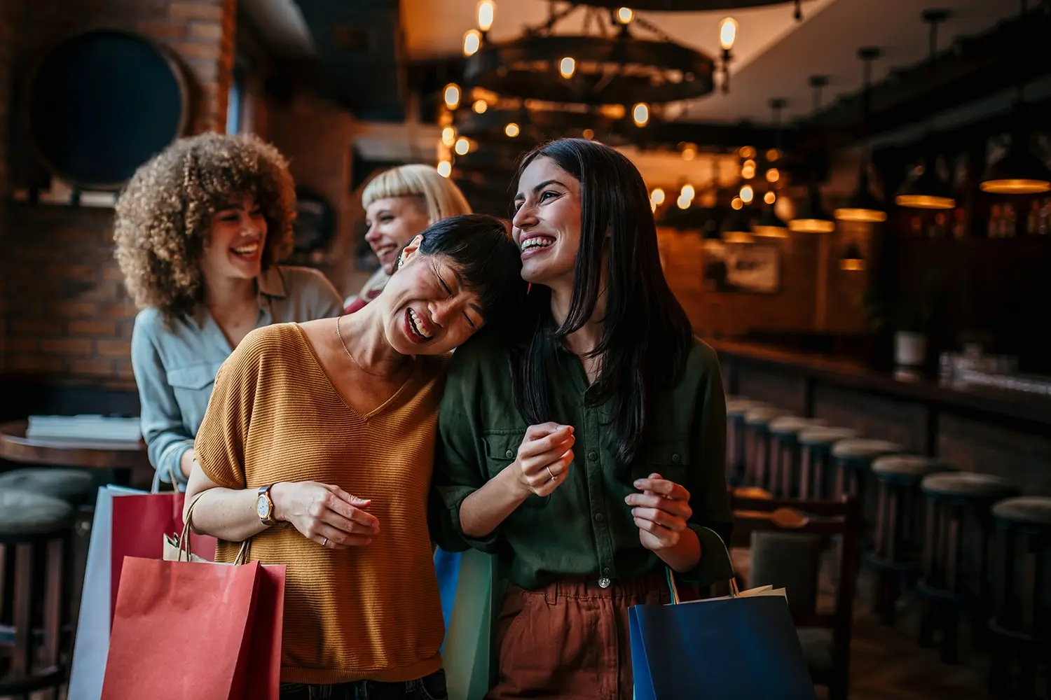 Un gruppo di amici mette in pratica una nuova lingua imparata.