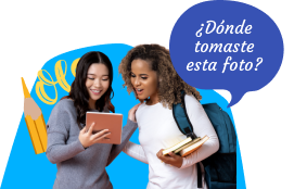 Due donne in età scolare usano insieme Rosetta Stone, dove si legge ad alta voce "Donde tomaste esta foto?"